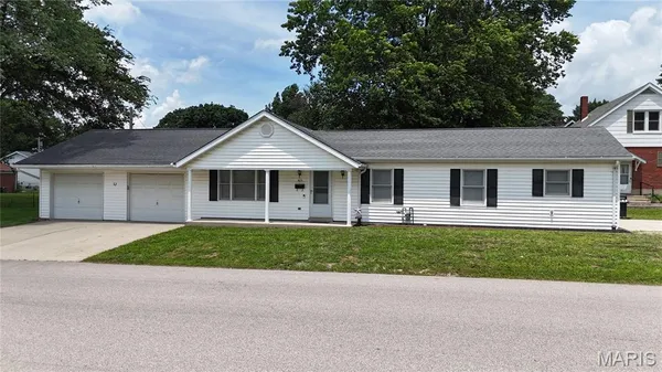 $215,000 | 405 Veterans Drive, Waterloo, IL 62298