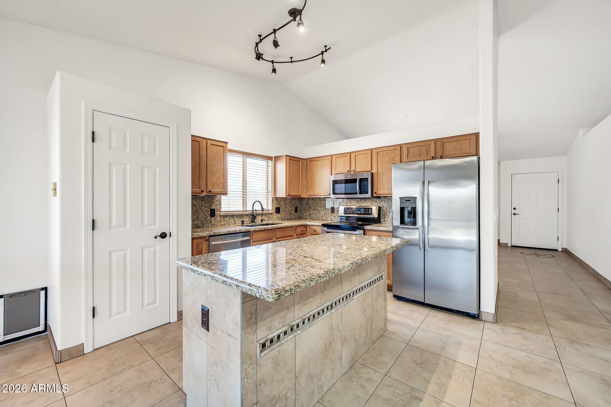 3048 East Erie Street Gilbert, AZ 85295 - Photo 18 of 47 Kitchen