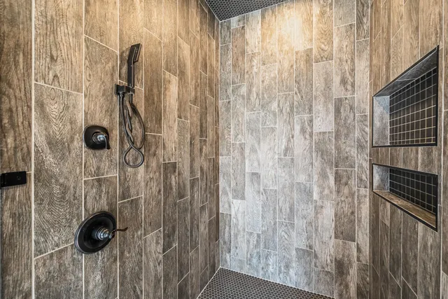 a view of a big room with closet and windows