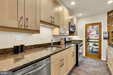 $750,000 | 403 12th Street Southeast, Washington, DC 20003