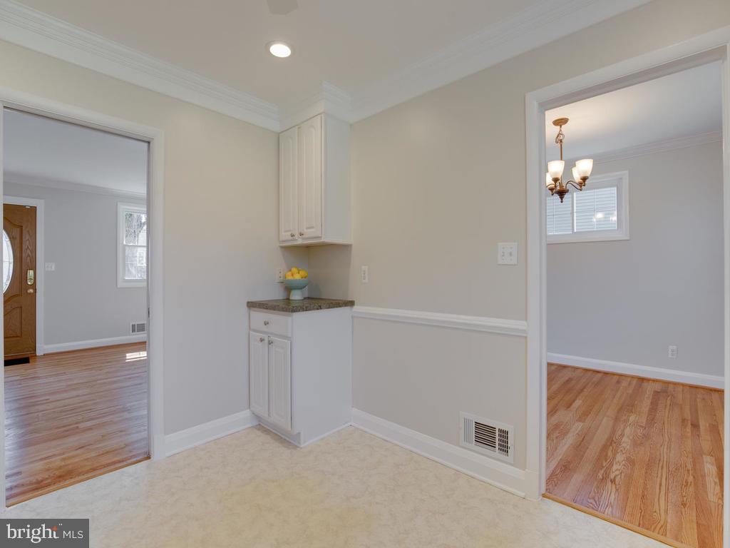 116 Felton Road Lutherville-Timonium, MD 21093 - Photo 13 of 40 Ideal circulation through the kitchen