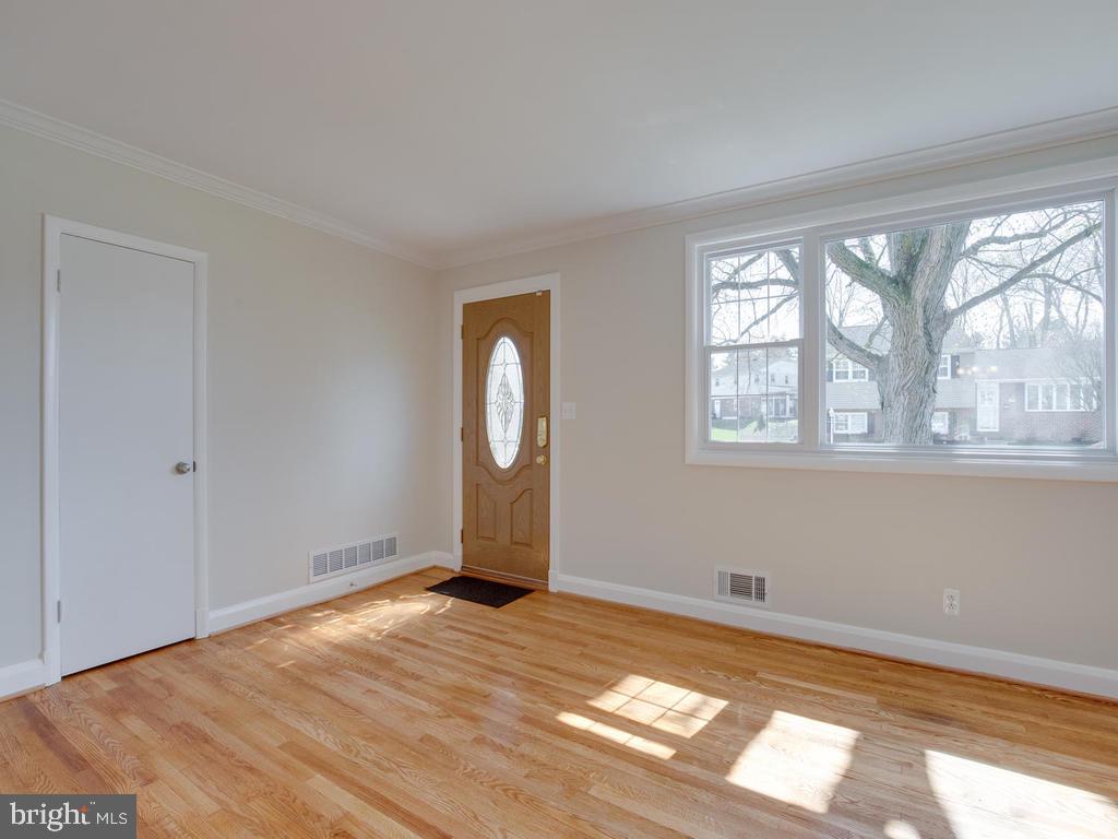 116 Felton Road Lutherville-Timonium, MD 21093 - Photo 4 of 40 Welcome in lots of natural sunlight