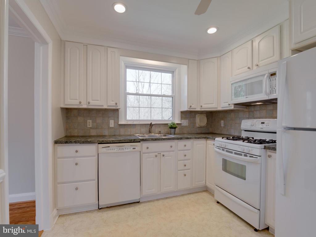 116 Felton Road Lutherville-Timonium, MD 21093 - Photo 10 of 40 Fresh and bright kitchen