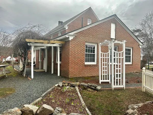 $1,550 | 6 Long Farm Terrace, Unit 6, Greenfield, MA 01301