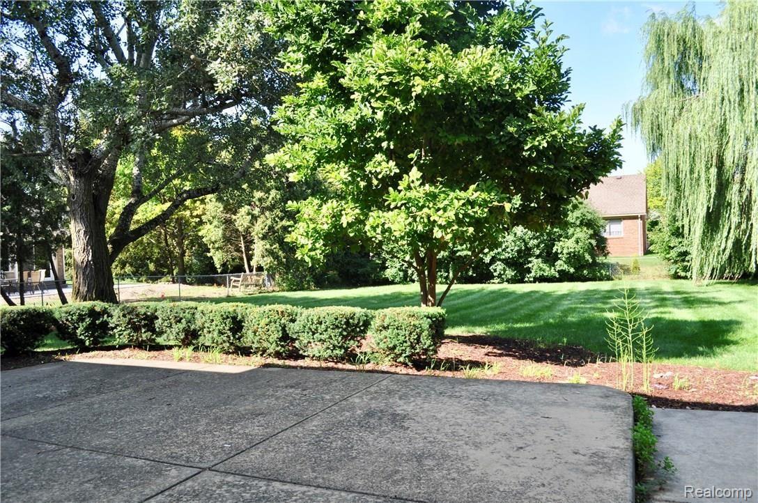 19751 Gill Road Livonia, MI 48152 - Photo 19 of 21 fullsizeoutput_121.jpeg