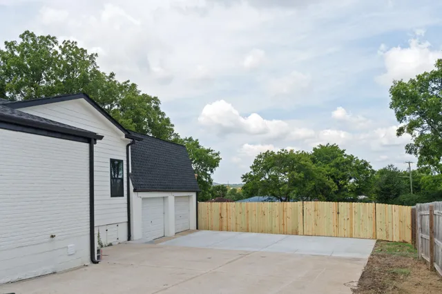 a view of a backyard