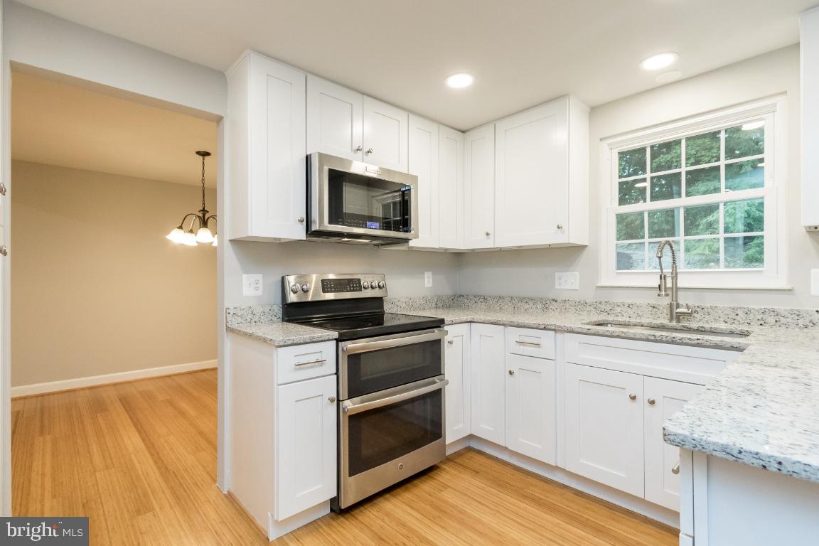 8474 Falling Leaf Road Springfield, VA 22153 - Photo 4 of 40