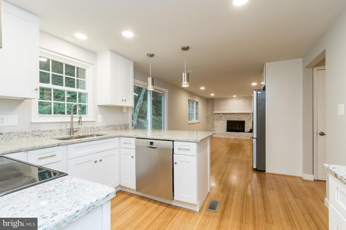 8474 Falling Leaf Road Springfield, VA 22153 - Photo 5 of 40