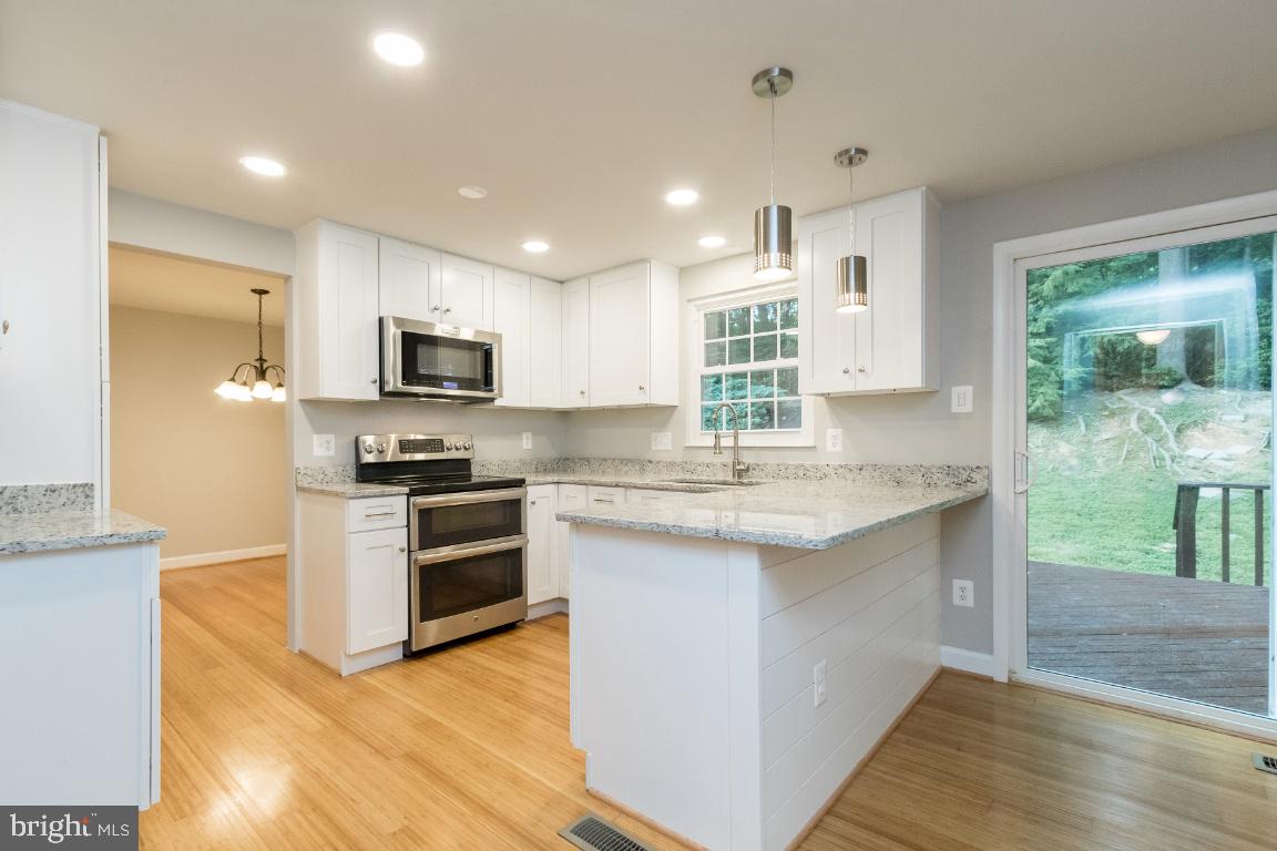 8474 Falling Leaf Road Springfield, VA 22153 - Photo 6 of 40