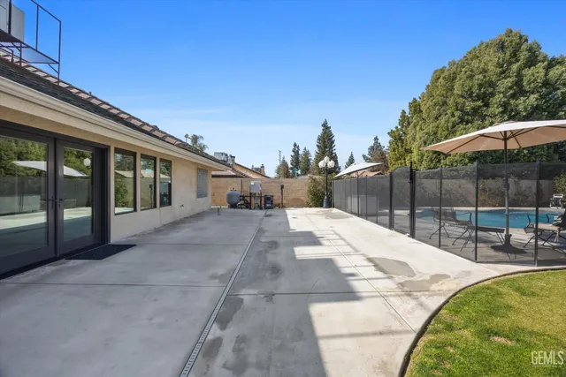 a view of a house with backyard and sitting area