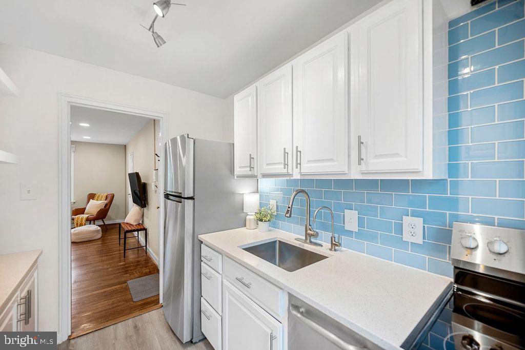 117 East Glebe Road, Unit C Alexandria, VA 22305 - Photo 9 of 23 Updated Kitchen