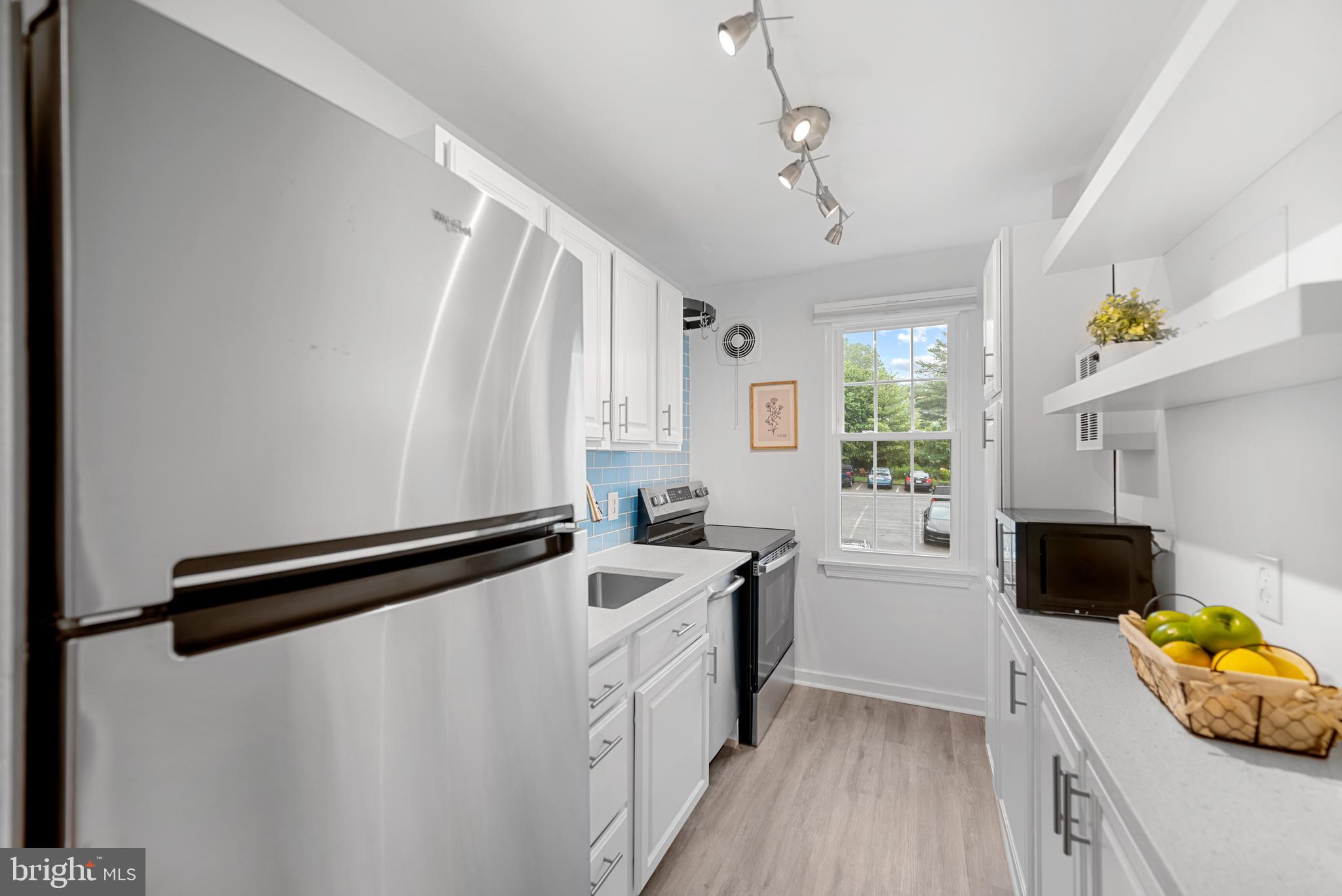117 East Glebe Road, Unit C Alexandria, VA 22305 - Photo 11 of 23 Updated Kitchen