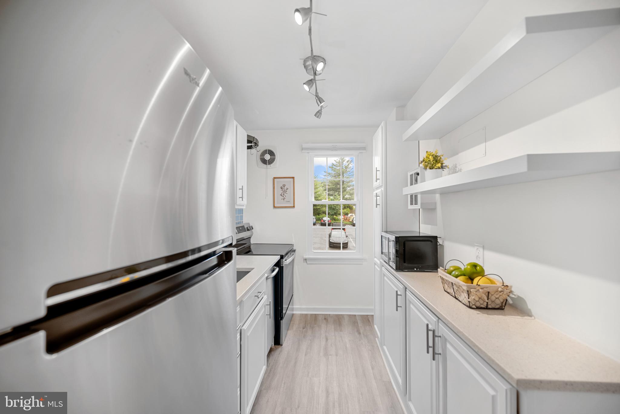 117 East Glebe Road, Unit C Alexandria, VA 22305 - Photo 12 of 23 Updated Kitchen