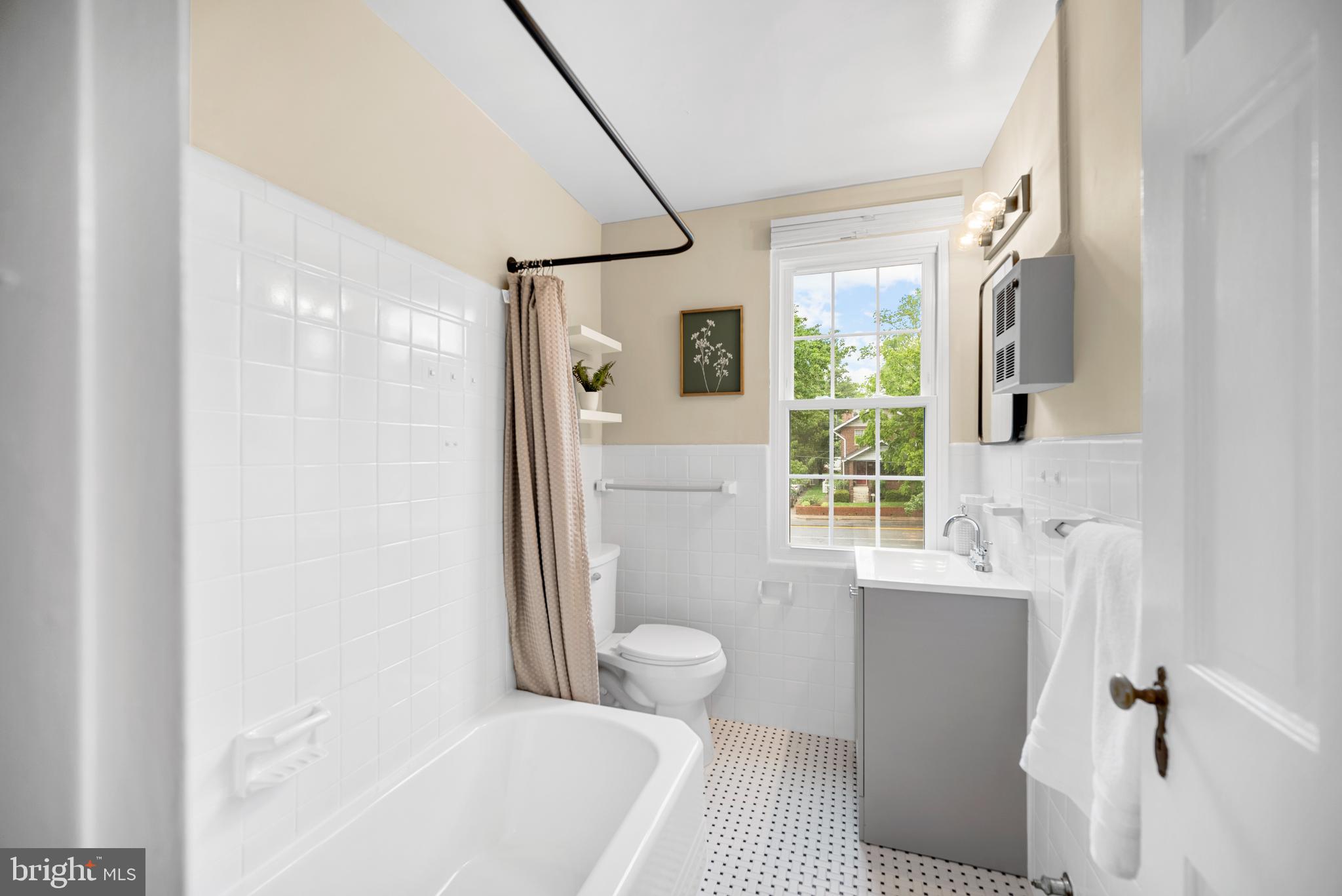 117 East Glebe Road, Unit C Alexandria, VA 22305 - Photo 16 of 23 Bright Bathroom