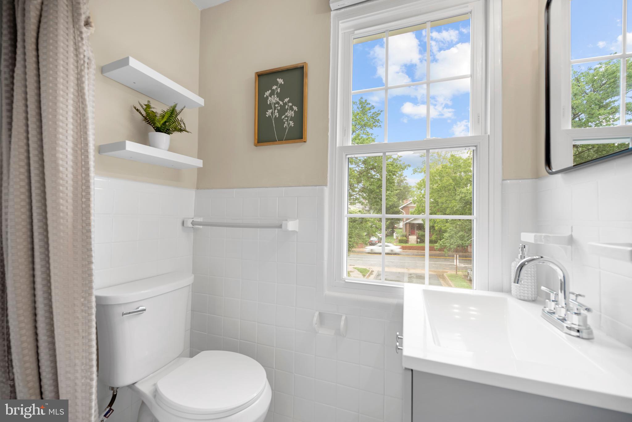 117 East Glebe Road, Unit C Alexandria, VA 22305 - Photo 17 of 23 Bright Bathroom