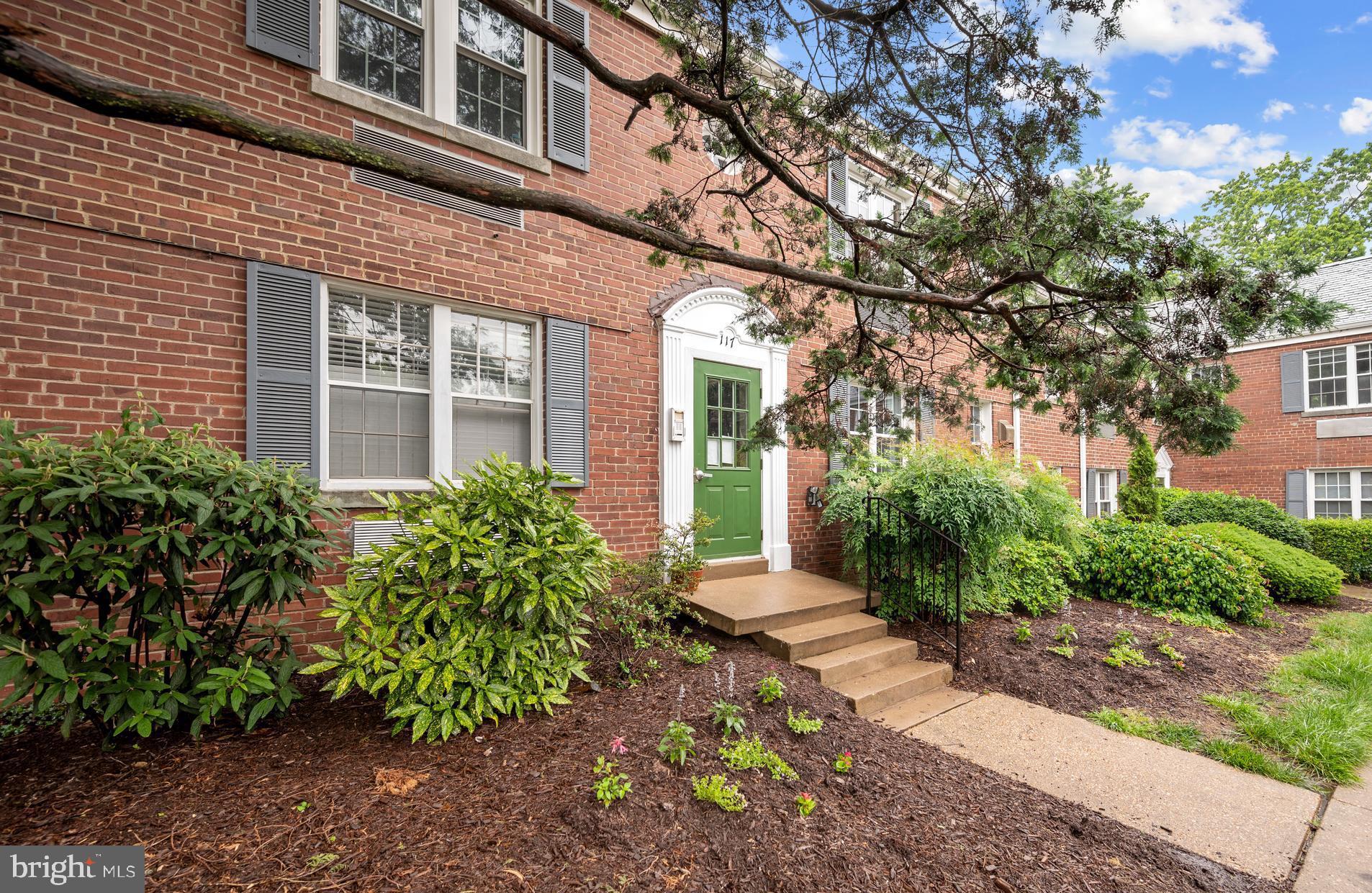 117 East Glebe Road, Unit C Alexandria, VA 22305 - Photo 19 of 23 Building Exterior