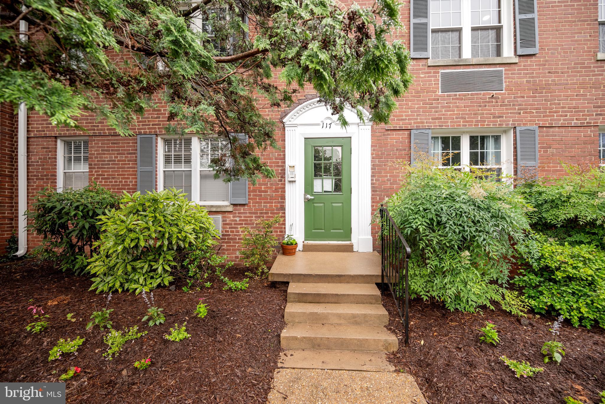 117 East Glebe Road, Unit C Alexandria, VA 22305 - Photo 21 of 23 Building Entrance