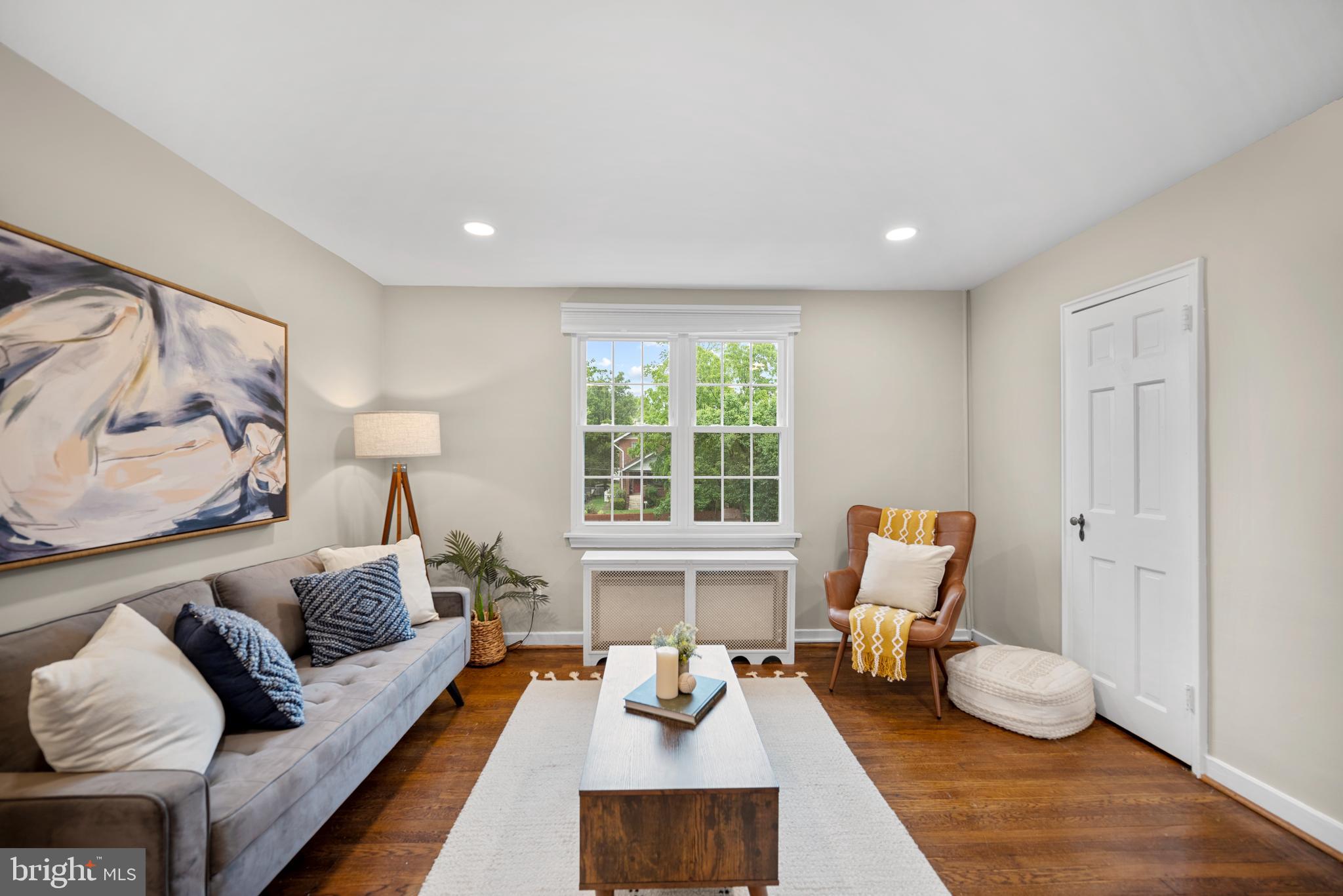 117 East Glebe Road, Unit C Alexandria, VA 22305 - Photo 4 of 23 Light-Filled Living Room