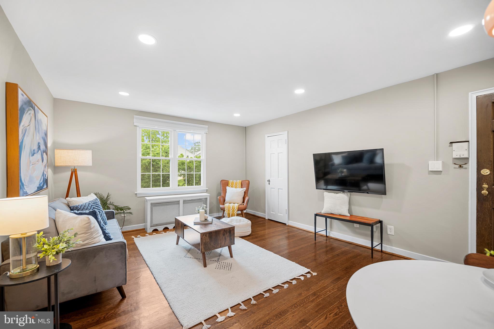 117 East Glebe Road, Unit C Alexandria, VA 22305 - Photo 5 of 23 Light-Filled Living Room