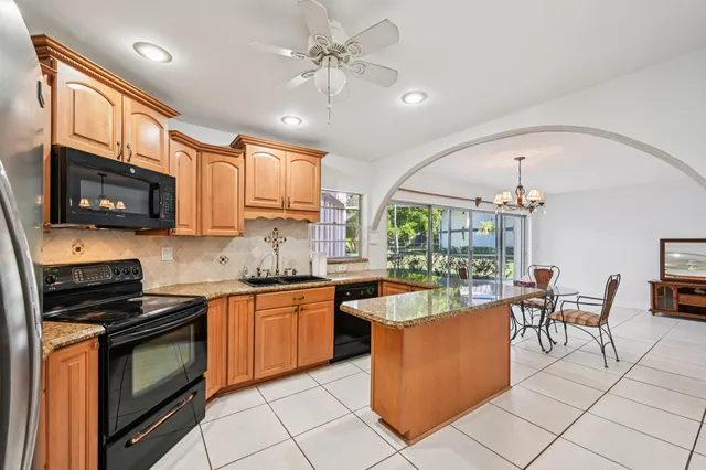 $174,999 | 7 West Greenway Drive North, Unit 111, Royal Palm Beach, FL 33411