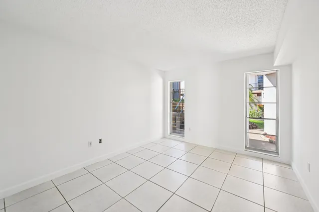 $174,999 | 7 West Greenway Drive North, Unit 111, Royal Palm Beach, FL 33411