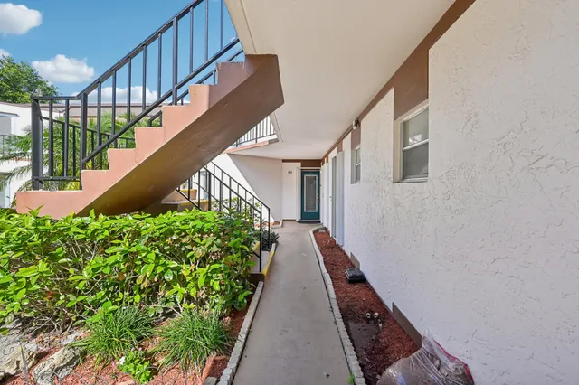 $174,999 | 7 West Greenway Drive North, Unit 111, Royal Palm Beach, FL 33411