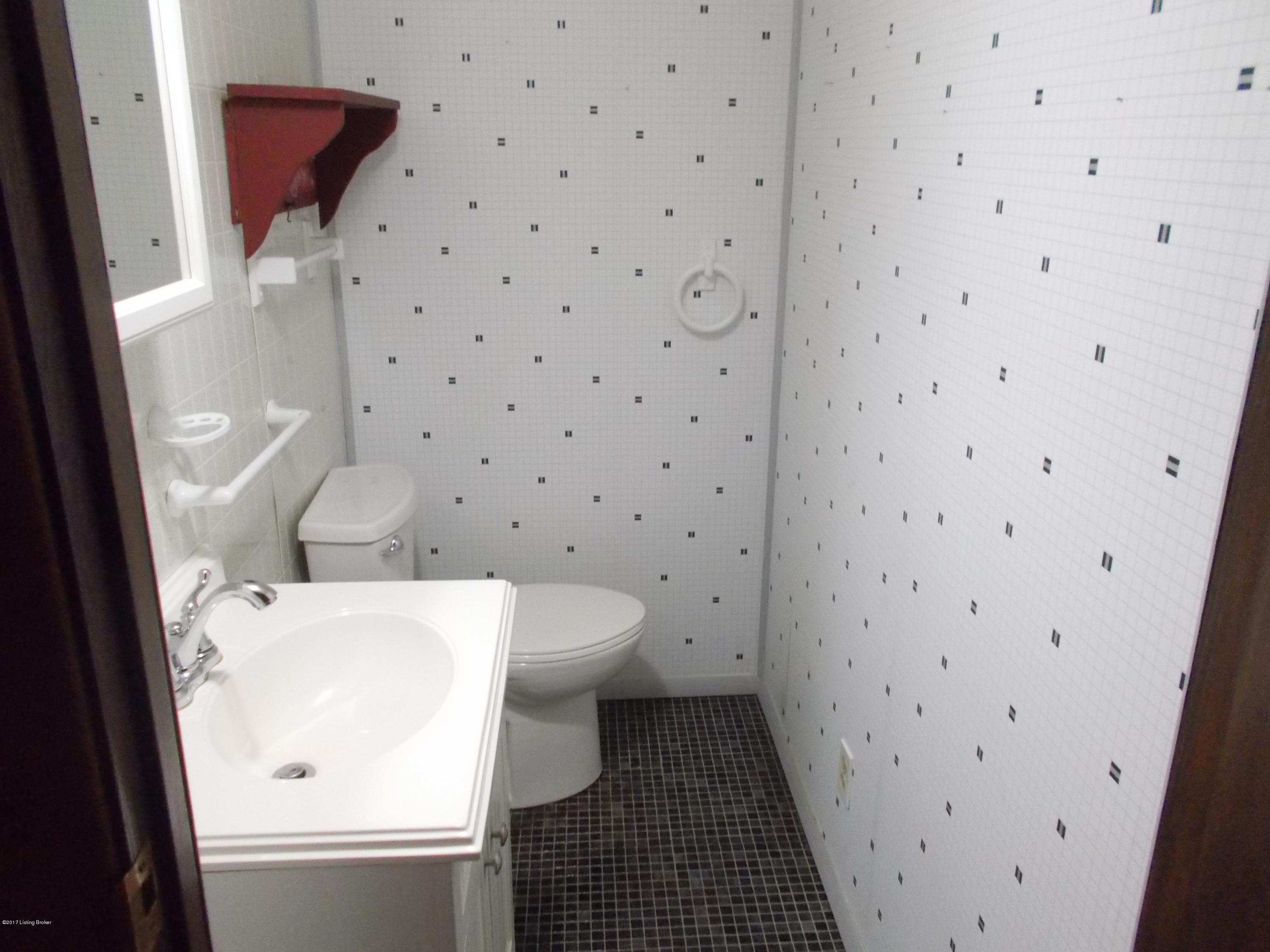 2799 Mound Hill Road Carrollton, KY 41008 - Photo 36 of 72 Half Bath near family room