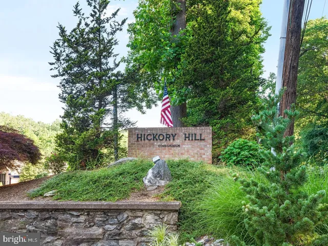 a sign that is sitting on a brick wall