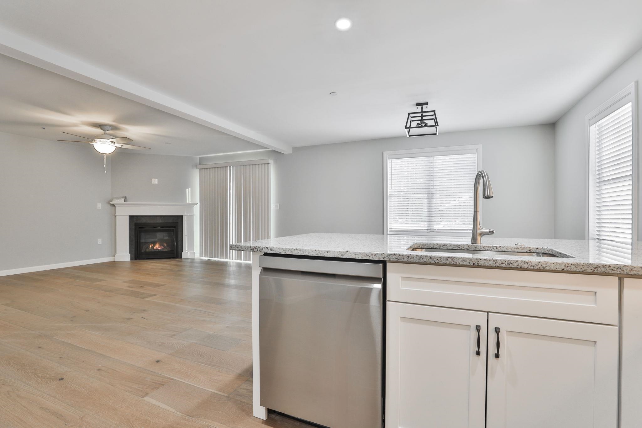 47 Centerwood Way Manchester, NH 03102 - Photo 8 of 45