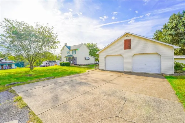 a view of a house with a yard