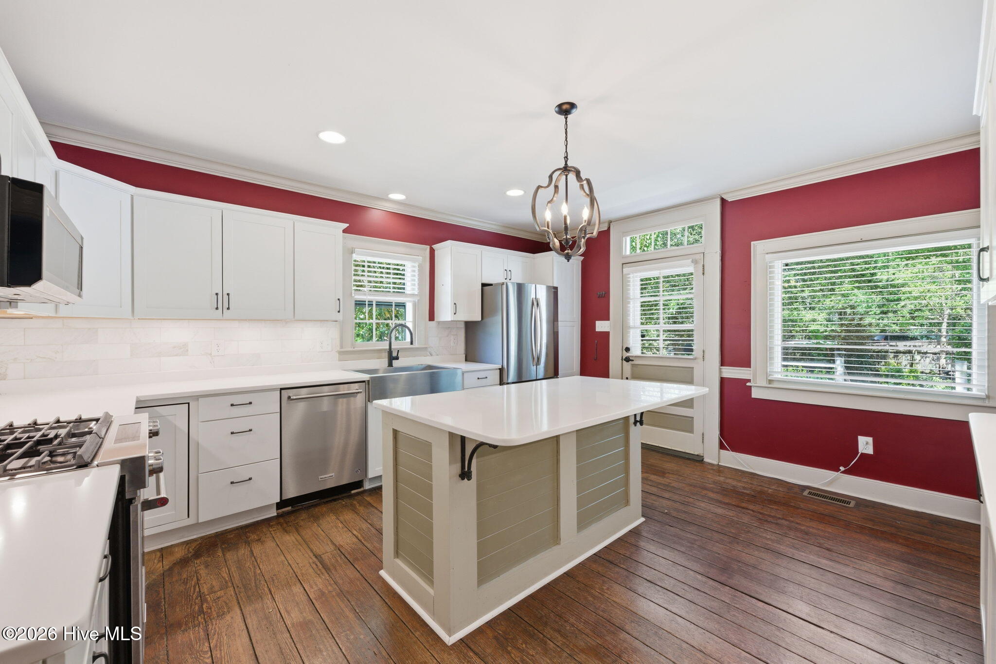 804 Pollock Street New Bern, NC 28562 - Photo 9 of 47 Modern, bright, gas stove