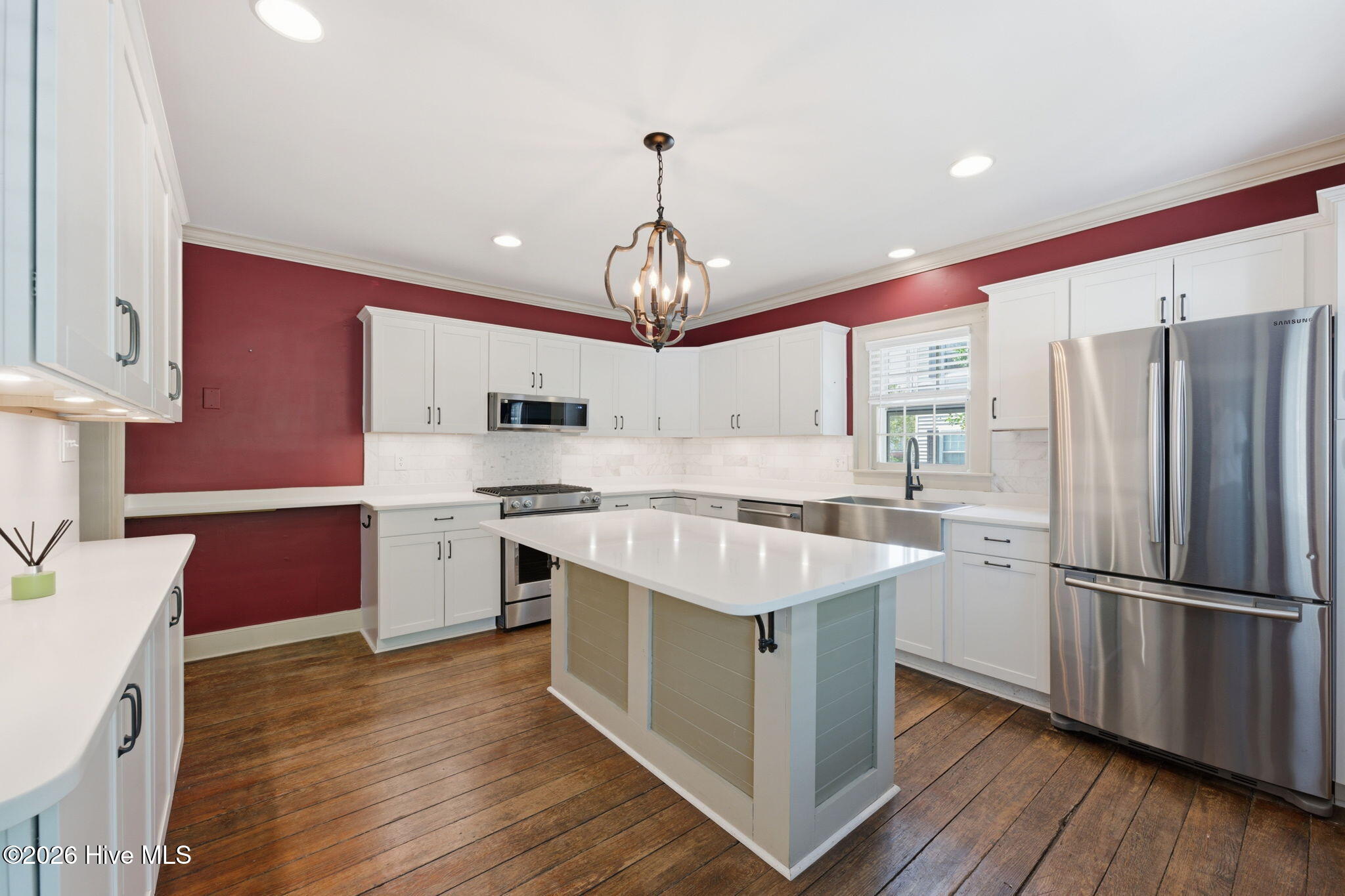 804 Pollock Street New Bern, NC 28562 - Photo 10 of 47 Large, spacious work areas.