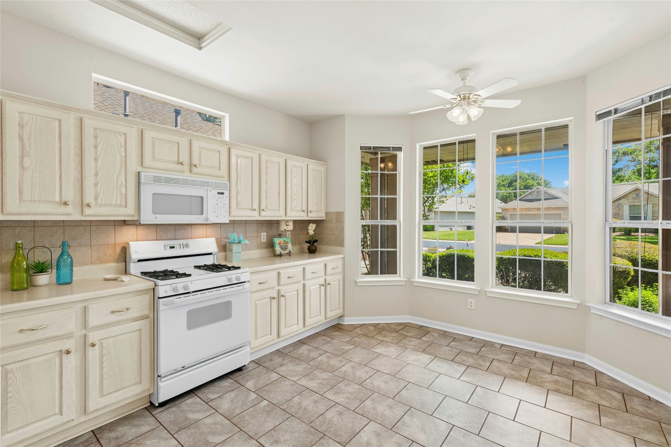 104 Anemone Way Georgetown, TX 78633 - Photo 7 of 28 With Bay window