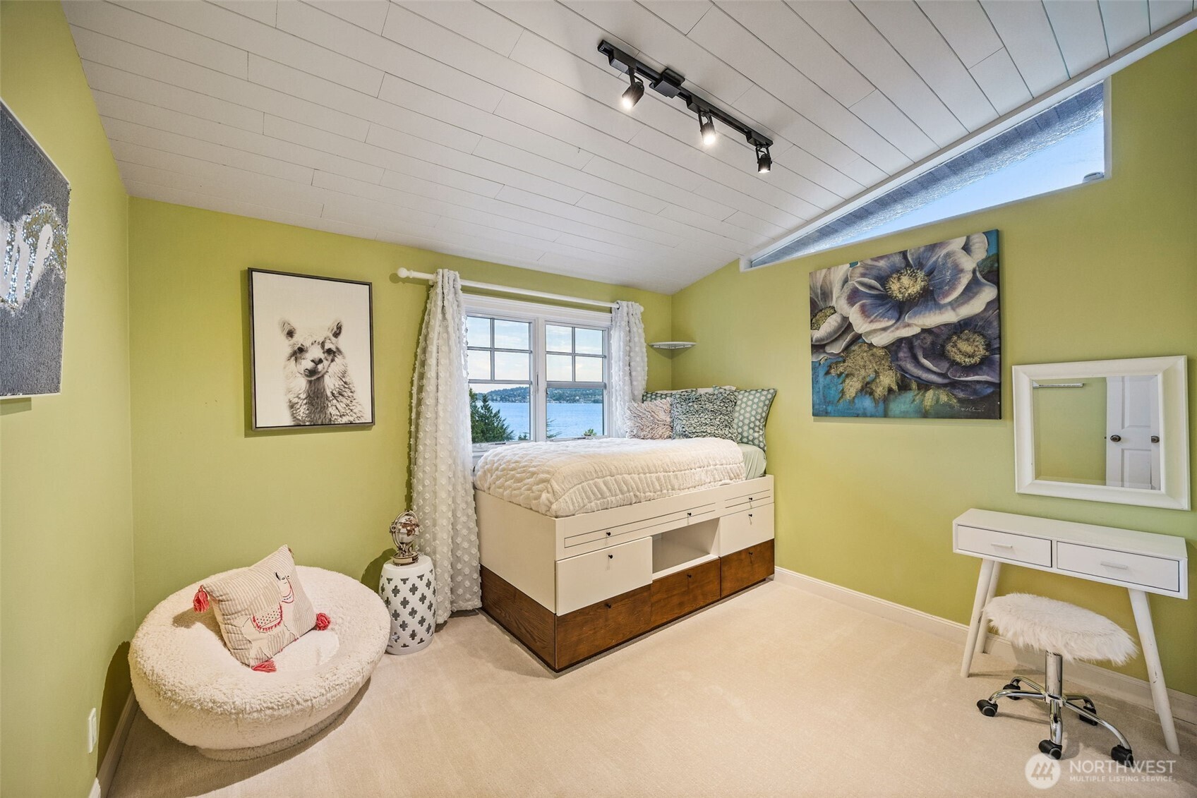 8246 East Mercer Way Mercer Island, WA 98040 - Photo 21 of 39 a living room with a bed and furniture