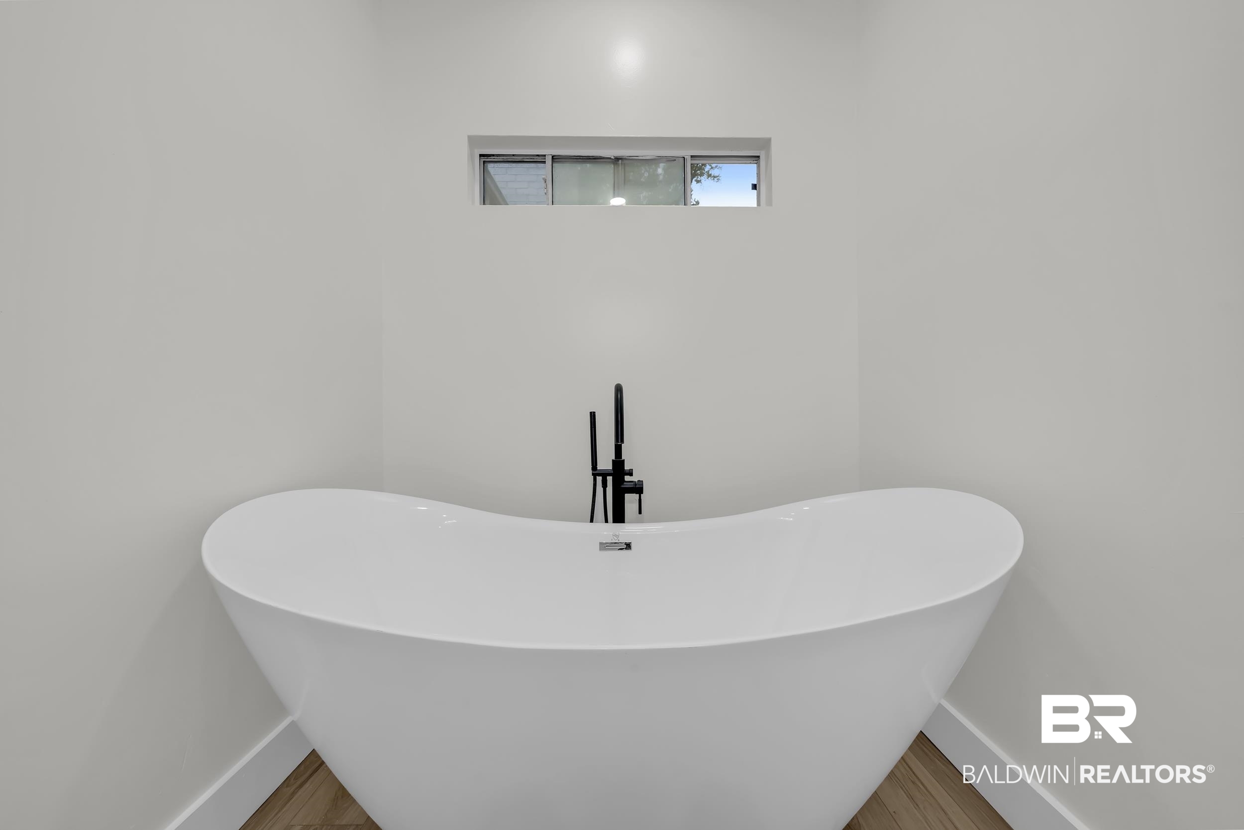 4924 Brooke Court Mobile, AL 36618 - Photo 22 of 34 Bathroom featuring a soaking tub and baseboards