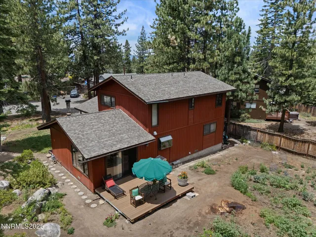 a view of yard with tree