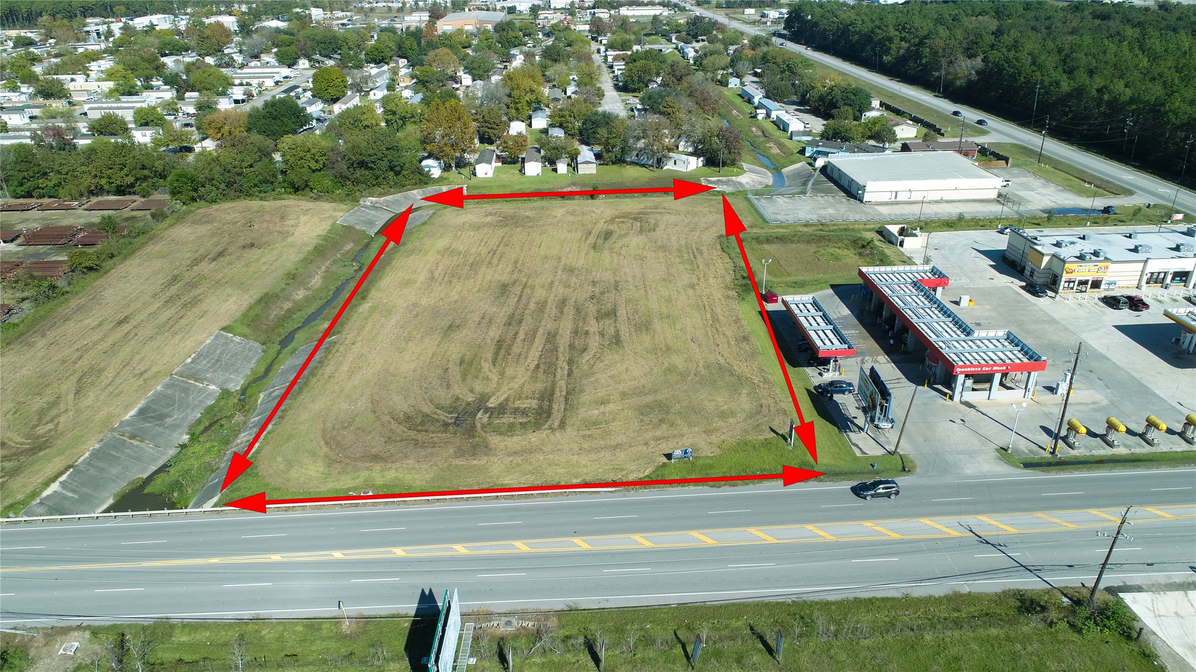 a small pool is sitting on the side of the road