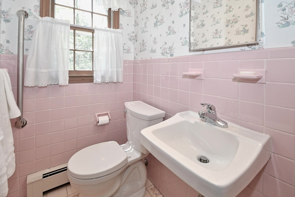4 Applecrest Road Andover, MA 01810 - Photo 9 of 32
