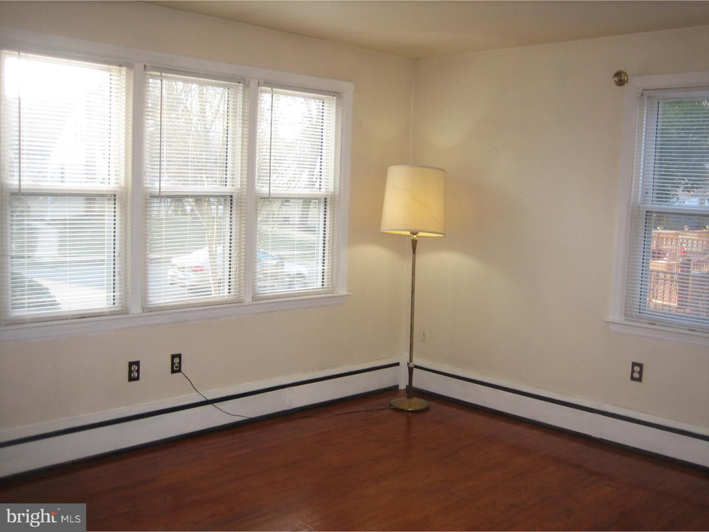 822 Lehigh Road Newark, DE 19711 - Photo 2 of 10 Living Room