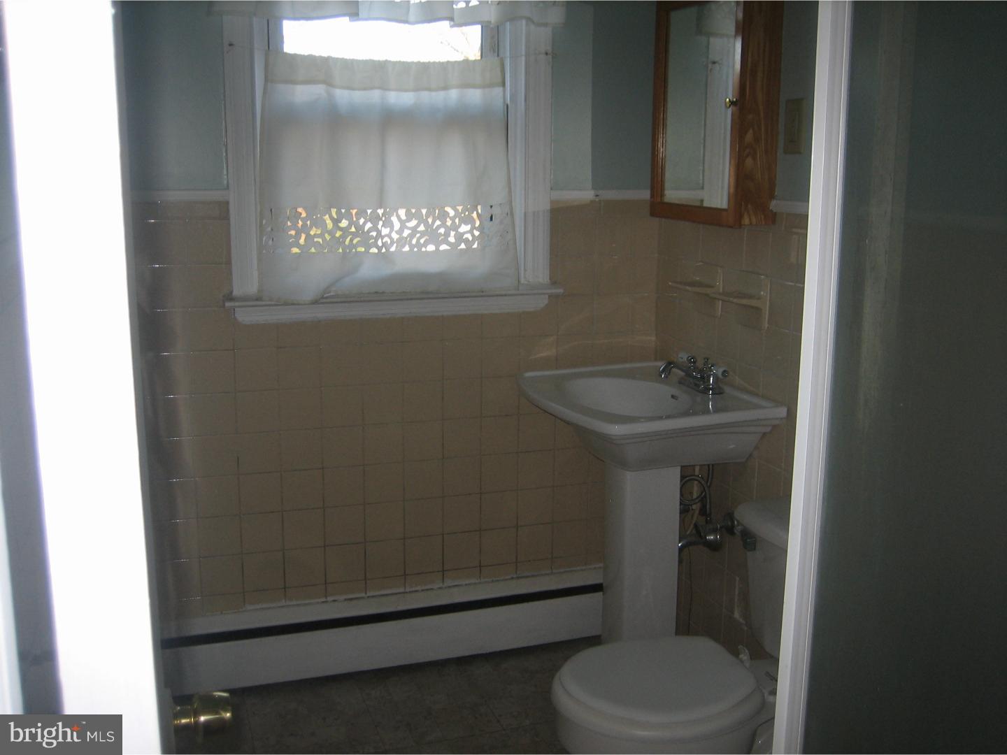 822 Lehigh Road Newark, DE 19711 - Photo 8 of 10 Bathroom
