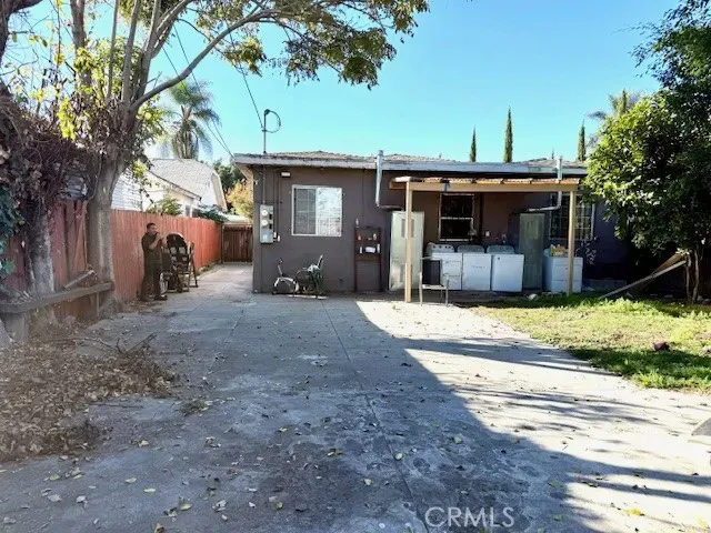 a view of a house with backyard and a tree