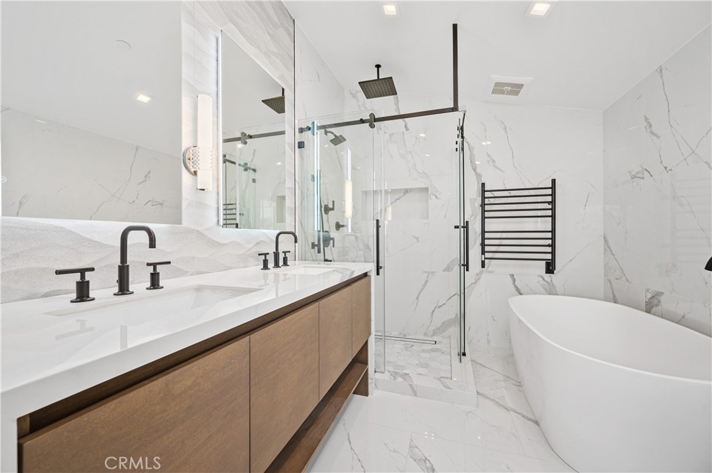 121 39th Street, Unit B Newport Beach, CA 92663 - Photo 18 of 26 a bathroom with double vanity sink and a bathtub