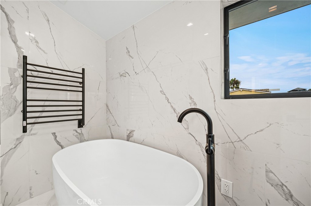 121 39th Street, Unit B Newport Beach, CA 92663 - Photo 20 of 26 a bathroom with a bathtub and a window