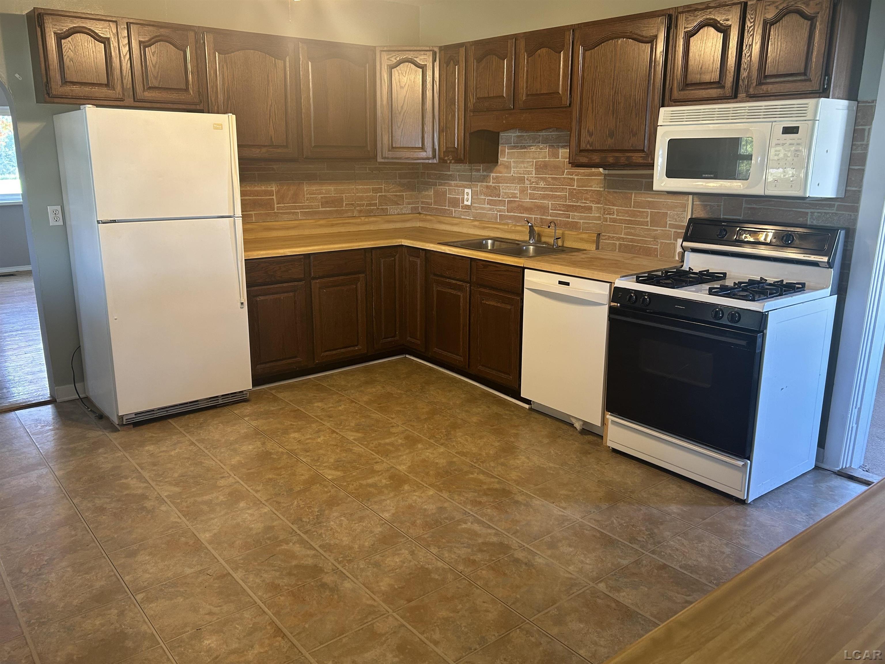 7442 West Carleton Road Clayton, MI 49235 - Photo 2 of 50 50124060-1.JPG