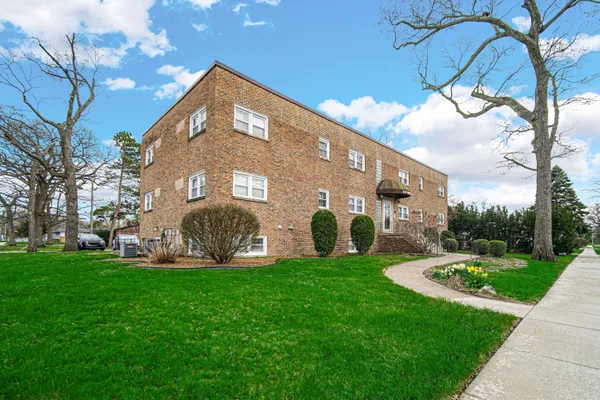 $164,900 | 545 North Oakwood Drive, Unit 7, Griffith, IN 46319