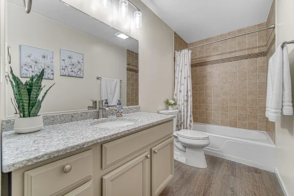 $164,900 | 545 North Oakwood Drive, Unit 7, Griffith, IN 46319