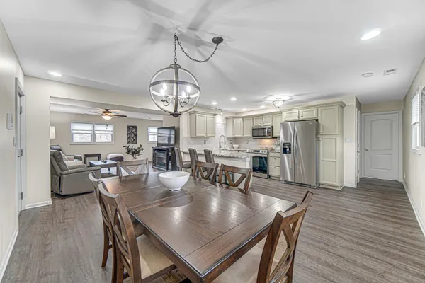 $164,900 | 545 North Oakwood Drive, Unit 7, Griffith, IN 46319