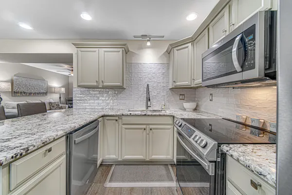 $164,900 | 545 North Oakwood Drive, Unit 7, Griffith, IN 46319