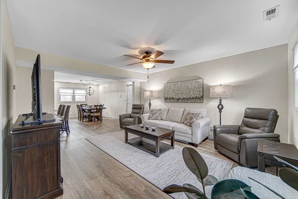 $164,900 | 545 North Oakwood Drive, Unit 7, Griffith, IN 46319