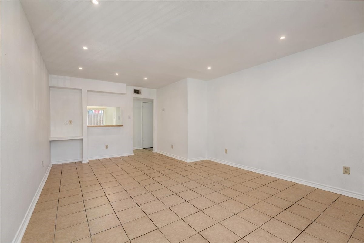 9616 Long Point Road, Unit 63 Houston, TX 77055 - Photo 3 of 17 Spacious open-concept living area with fresh paint and versatile layout. (Without virtual staging)